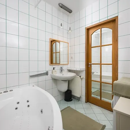 Praga Poludnie Spacious