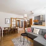 Praga Poludnie Spacious 바르샤바