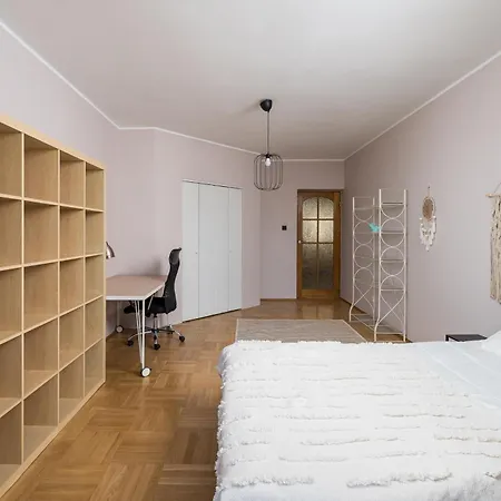 Praga Poludnie Spacious 아파트 *